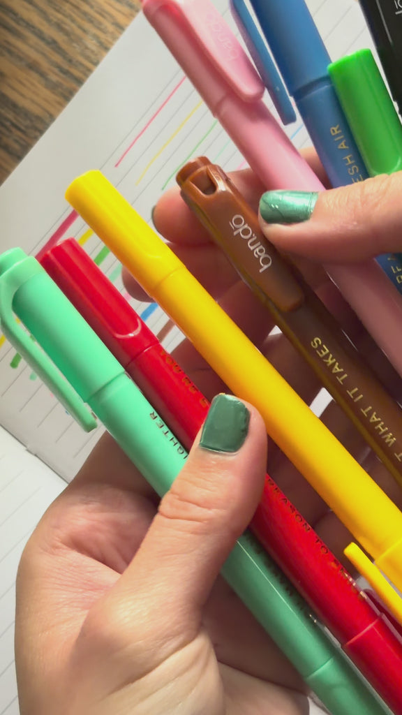 model using dual ended pen highlighter set