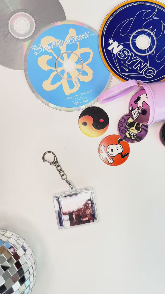 model showing how hit clip keychain works